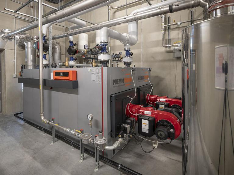 Zu sehen sind zwei große Gaskessel im Gewerbebau