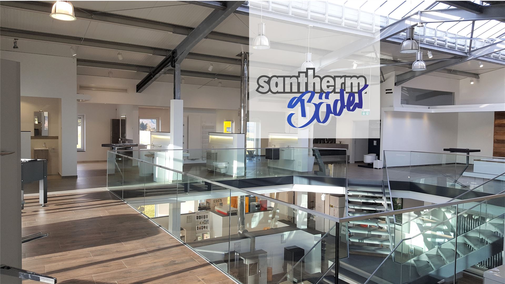 Zu sehen ist ein Blick in die Bäderausstellung SanTHERM Bäder