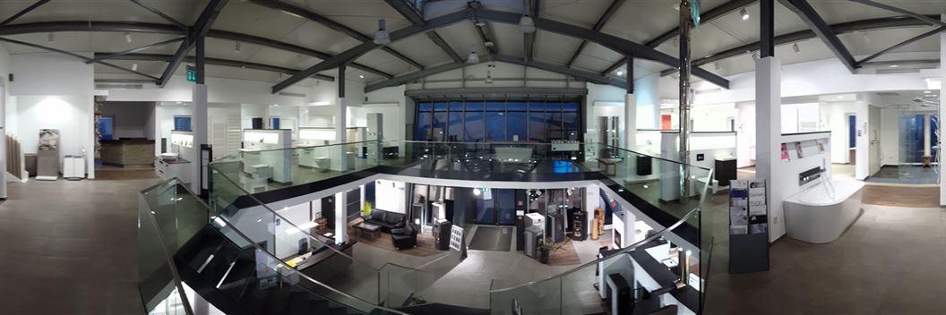 Zu sehen ist ein Blick in die Bäderausstellung SanTHERM Bäder