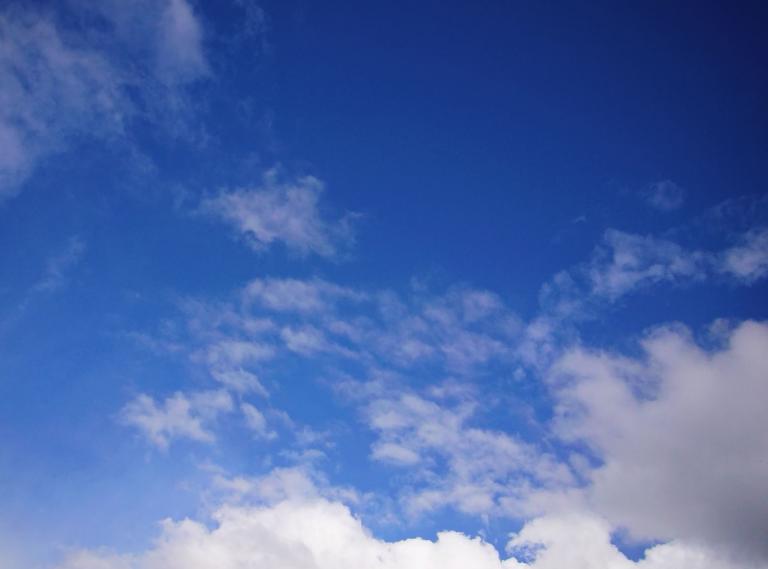 Zu sehen ist ein Blauer Himmel mit leichter Bewölkung