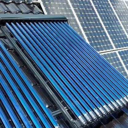 Zu sehen sind Solar Röhrenkollektoren auf einem Dach montiert
