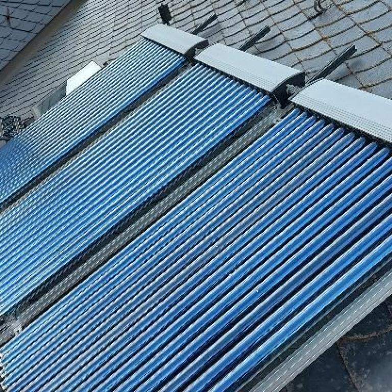 Zu sehen sind Solar Röhrenkollektoren auf einem Dach montiert