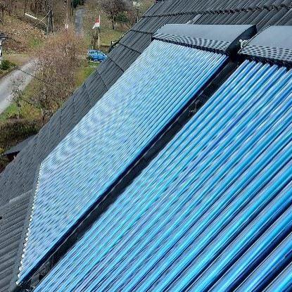 Zu sehen sind Solar Röhrenkollektoren auf einem Dach montiert