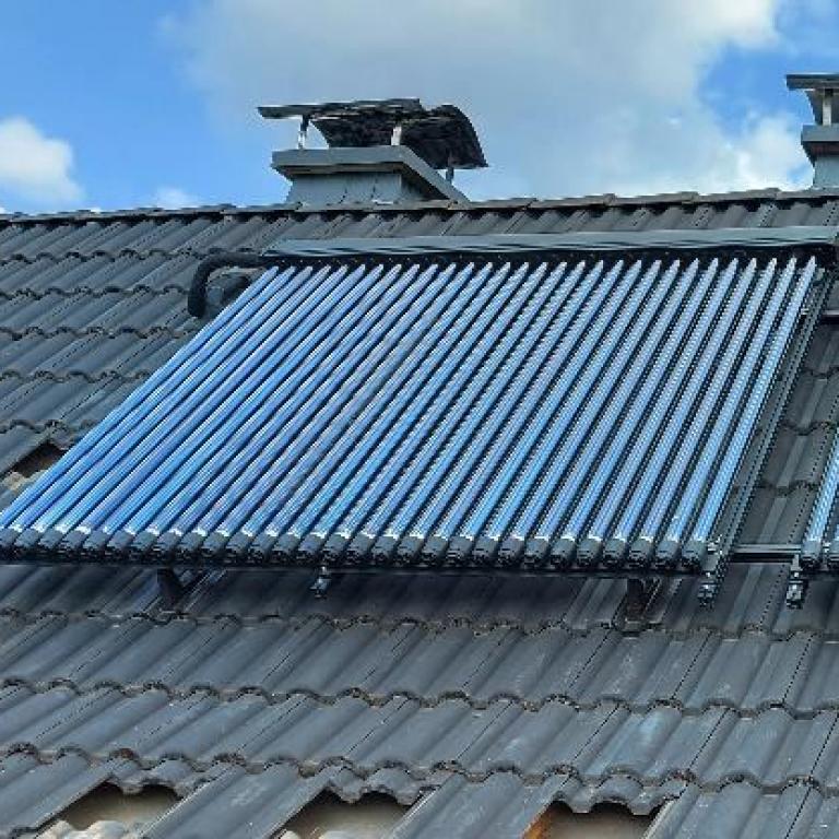 Zu sehen sind Solar Röhrenkollektoren auf einem Dach montiert