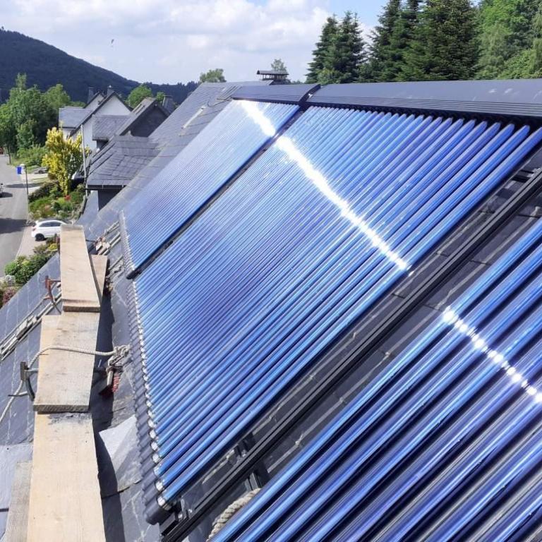 Zu sehen sind Solar Röhrenkollektoren auf einem Dach montiert