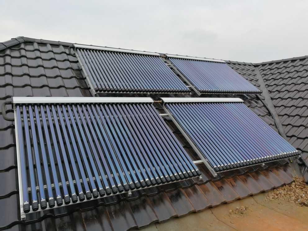 Zu sehen sind Solar Röhrenkollektoren auf einem Dach montiert